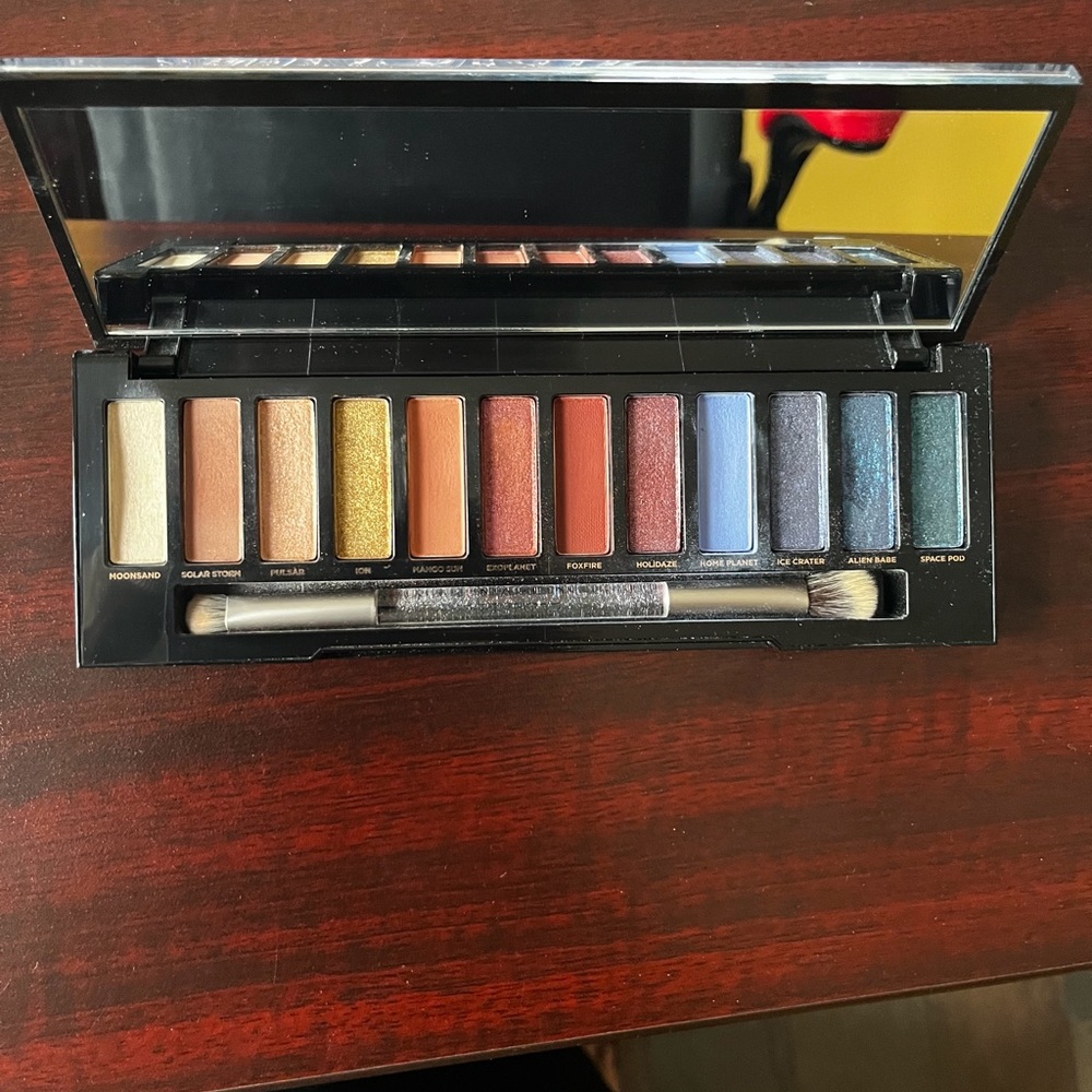 Urban Decay Eyeshadow Palette — Peach, Gold, Coral, Blue, Purple Shades - Picture 13 of 16